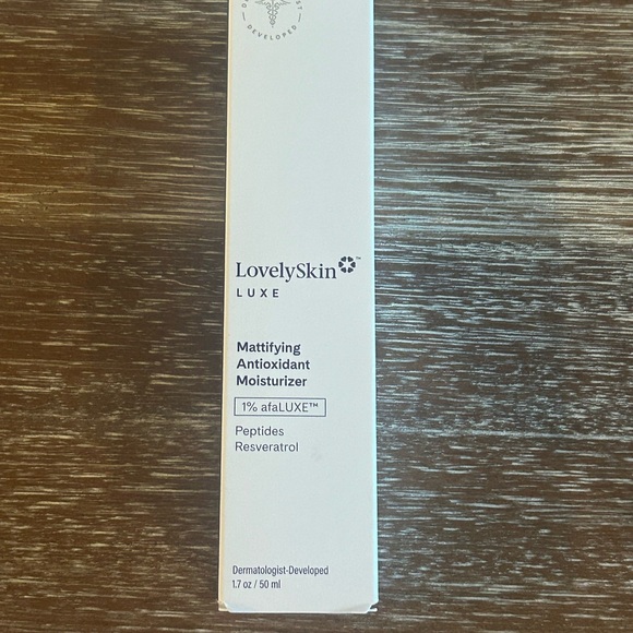 Lovely Skin Luxe Mattifying Antioxidant Moisturizer - Picture 7 of 8